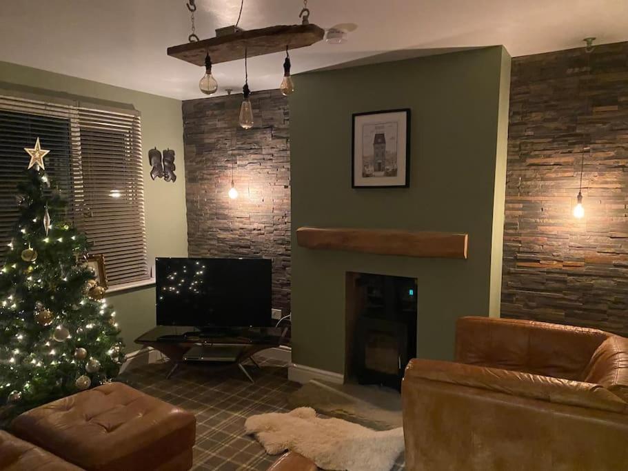 Lovely Semi-Beach 2X Pubs -5 Min Walk-Pets Welcome-Parking-Garden Scalby  Exterior photo