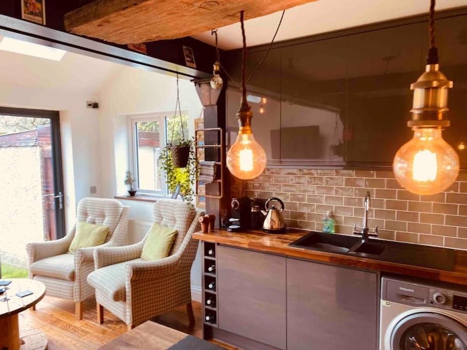 Lovely Semi-Beach 2X Pubs -5 Min Walk-Pets Welcome-Parking-Garden Scalby  Exterior photo