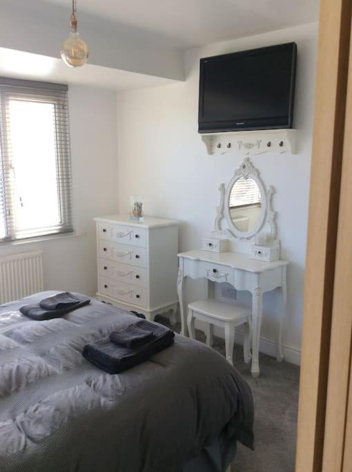 Lovely Semi-Beach 2X Pubs -5 Min Walk-Pets Welcome-Parking-Garden Scalby  Exterior photo