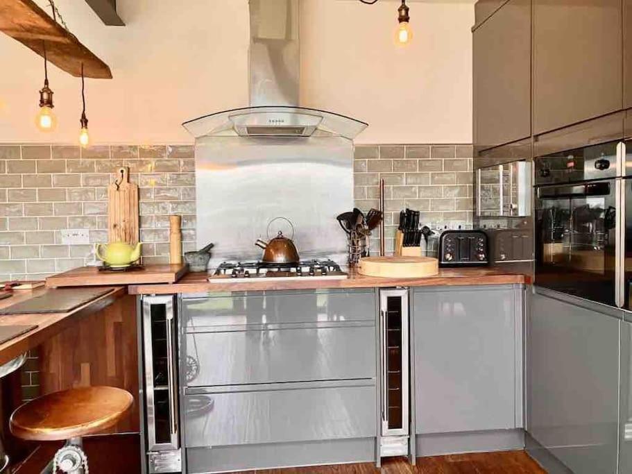 Lovely Semi-Beach 2X Pubs -5 Min Walk-Pets Welcome-Parking-Garden Scalby  Exterior photo