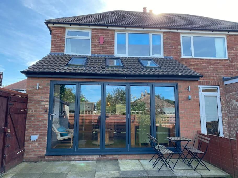 Lovely Semi-Beach 2X Pubs -5 Min Walk-Pets Welcome-Parking-Garden Scalby  Exterior photo